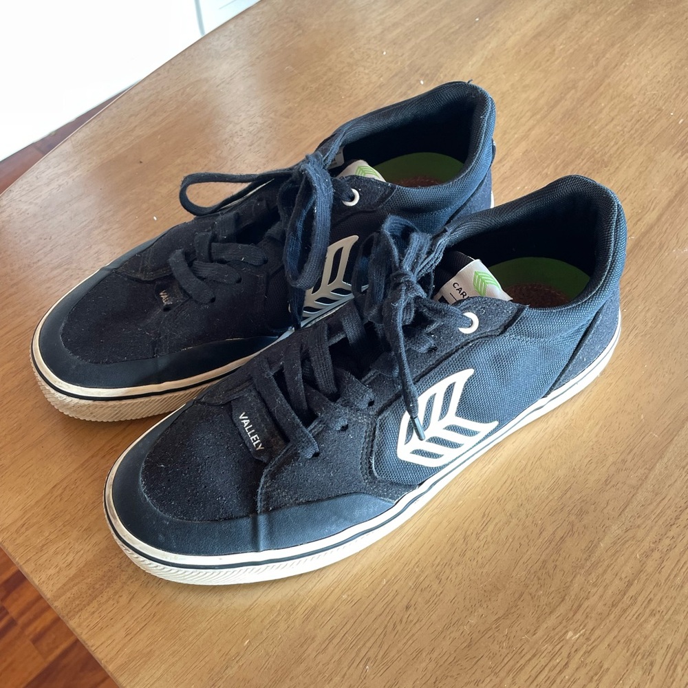 Cariuma Men’s Black sneakers